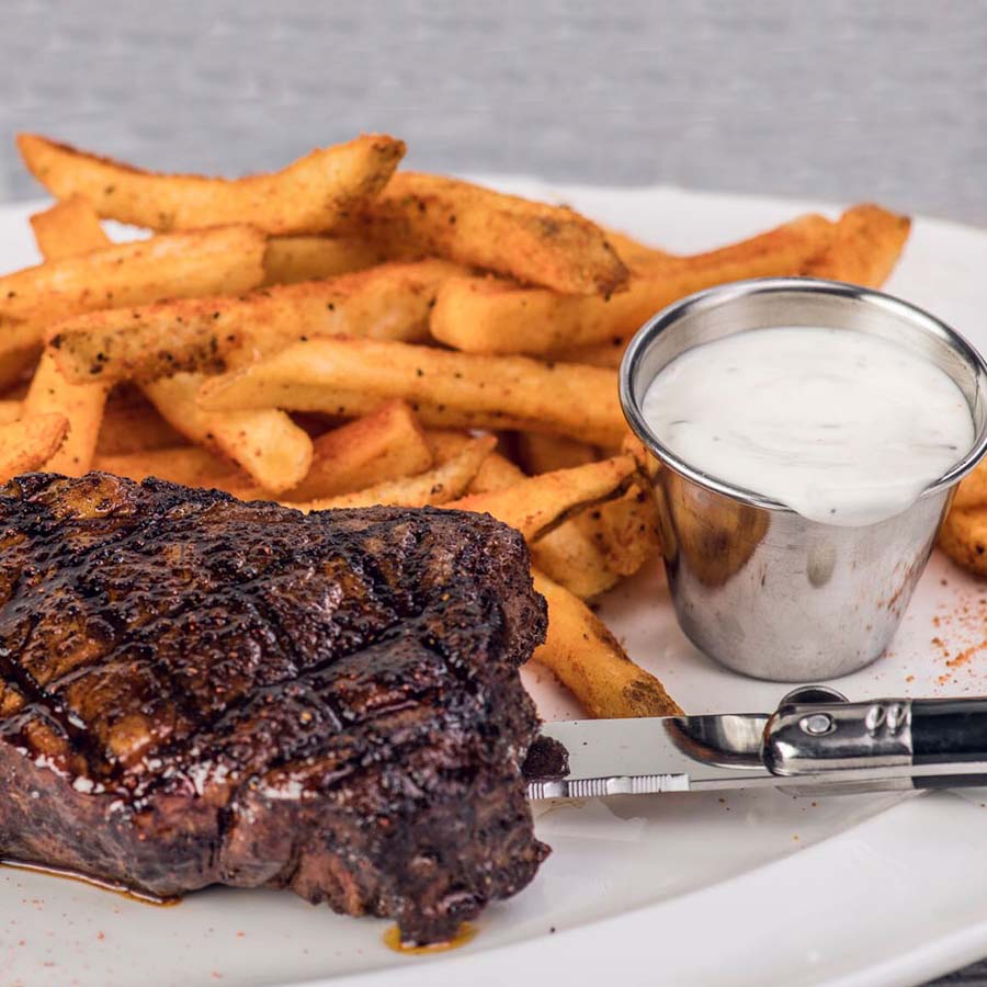 plato de carne con papas fritas